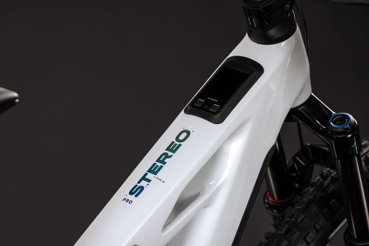Cube Stereo Hybrid ONE44 HPC Pro 800 blanc métallique´n´bleu (2027)