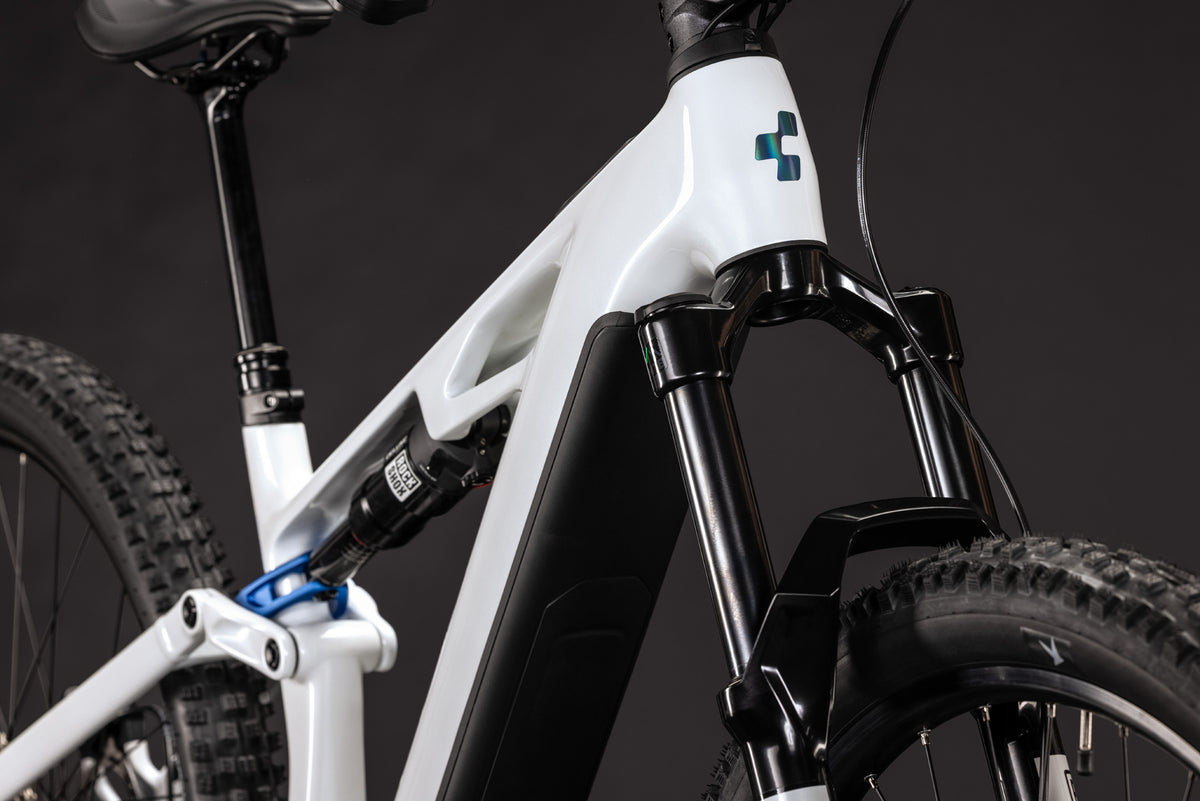 Cube Stereo Hybrid ONE44 HPC Pro 800 blanc métallique´n´bleu (2027)
