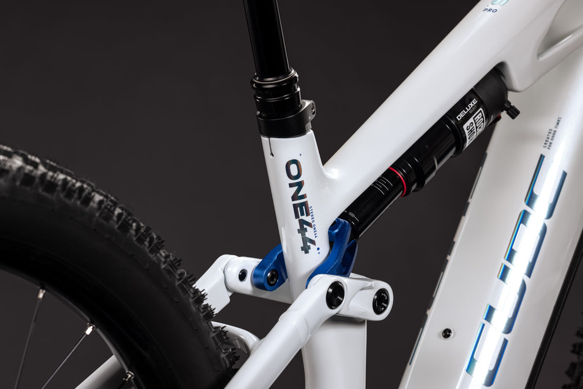 Cube Stereo Hybrid ONE44 HPC Pro 800 blanc métallique´n´bleu (2027)